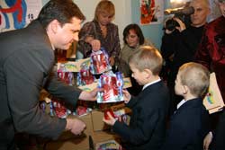 Каждому воспитаннику интерната министр семьи, молодежи и спорта Юрий Павленко подготовил подарок