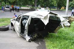 Машину разорвало на две части. Первая с водителем и пассажиркой вылетела на левый тротуар, а задняя часть авто – на правый тротуар