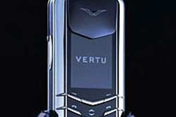 Телефон фирмы Vertu, которым пользуется сын Президента, - штука особенная. С помощью такого же общаются Мадонна и Джон Траволта. А еще - арабские шейхи. При этом ничем особенным телефон не отличается. Многих полезных функций в нем нет