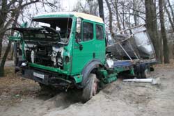 Изувеченная фура “Мерседеса” дает основания утверждать, что во время столкновения с микроавтобусом грузовик ударил его правой передней частью кабины