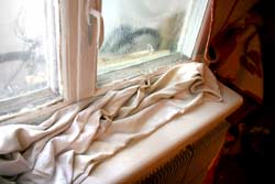 Пятые сутки без тепла. Окна и балконные двери утеплили одеялами и подушками. Но это мало чем помогает