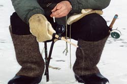 Не боясь провалиться под хрупкий лед, любители зимней рыбалки уже оккупировали Кременчугское водохранилище