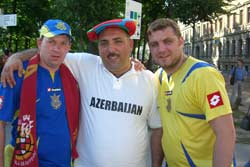 Максим Литвиненко (слева) вместе с товарищем встретил среди украинских болельщиков капитана команды КВН “Парни из Баку”