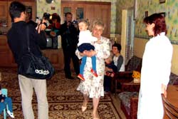 Виточка прощалась со своими ровесниками в Доме ребенка на руках у новой мамы в окружении видео и фотокамер