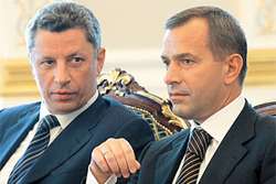 Юрий Бойко (слева) знает, кто является его главным оппонентом в борьбе за компанию «Укртатнафта»