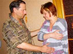 Предприниматель Андрей Булах утешает жену Татьяну Вакуленко. Супруги переживают, чтобы потеря руки не помешала родам. В середине июля Татьяна должна рожать