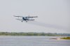 Самолёт имитирует распыления химикатов. Фото: Александр Максименко / poltava.pl.ua