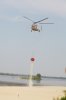 Вертолёт сбрасывает воду на очаг костра. Фото: Александр Максименко / poltava.pl.ua