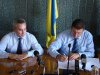 Александр Удовиченко и Владимир Мисик подписывают меморандум. Фото: poltavanews.com.ua