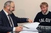 Роман Безус подписывает контракт. Фото: fcdynamo.kiev.ua