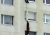 В Кременчуге девушка упала, спускаясь из окна четвёртого этажа по простыням