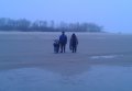 На Кременчугском водохранилище спасли семейную пару, которая оказалась в ледовой ловушке (фото)