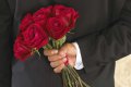 Патрульные задержали романтичного кременчужанина, нарвавшего букет роз на парковой клумбе