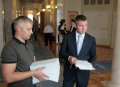 Юрий Шаповалов передал более 20 тысяч подписей кременчужан Владимиру Гройсману (фото, видео)