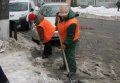 Коммунальщики продолжают расчищать остановки общественного транспорта от снега