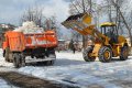 Сегодня пять бригад работников коммунальных предприятий вывозят снег