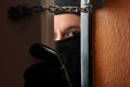 В Полтаве двое мужчин и женщина в масках совершили разбойное нападение на квартиру