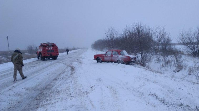 Спасатели помогают вытаскивать машины из сугробов. Фото пресс-службы ГУ ГСЧС в Полтавской области