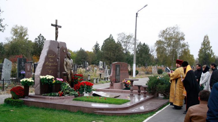 На Новореевском кладбище прошла панихида по народному мэру Олегу Бабаеву
