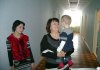 Надежда Мякушко держит на руках Александра Ясинского, рядом его мать — Ирина Ясинская